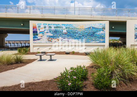 Fliesen Mosaik Artwork von Elizabeth Veglia am Ocean Springs Ende der Biloxi Bay Bridge in Mississippi, USA Stockfoto