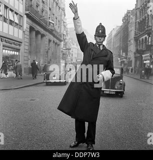 Eine informelle Porträt ein Verkehrspolizist stehen in der Straße, City of London, c1946-c1959. Künstler: John Gay Stockfoto