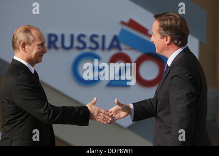 St. Petersburg, Russland. 05. Sep, 2013. Russischer Präsident Vladimir Putin (L) begrüßt Großbritanniens Premierminister David Cameron des G20-Gipfels in der Konstantin-Palast in St. Petersburg, Russland, 5. September 2013. Der G20-Gipfel findet vom 05 bis 06 September statt. Foto: Kay Nietfeld/Dpa/Alamy Live News Stockfoto