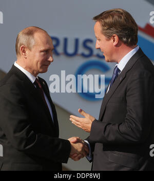 St. Petersburg, Russland. 05. Sep, 2013. Russischer Präsident Vladimir Putin (L) begrüßt Großbritanniens Premierminister David Cameron des G20-Gipfels in der Konstantin-Palast in St. Petersburg, Russland, 5. September 2013. Der G20-Gipfel findet vom 05 bis 06 September statt. Foto: Kay Nietfeld/Dpa/Alamy Live News Stockfoto