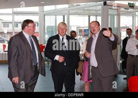 Croydon, UK. 5. September 2013. Der Bürgermeister von London Boris Johnson besucht Waddon Leisure Centre und war angesichts eine geführte Tour, es wurde eröffnet im Januar von Behindertensportler David Weir Credit: Keith Larby/Alamy Live News Stockfoto