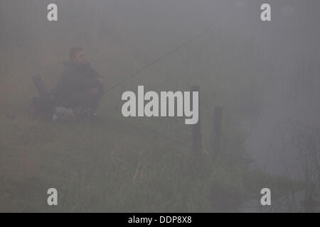 Northamptonshire, UK. 5. September 2013. Starker Nebel Verlegung in Nene Valley heute Morgen ein einsamer Süßwasser Fischer sitzt am Ufer des Flusses Nene während des Wartens auf den Nebel zu löschen. Bildnachweis: Keith J Smith. / Alamy Live News Stockfoto