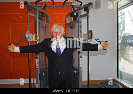 Croydon, UK. 5. September 2013. Der Bürgermeister von London Boris Johnson besucht Waddon Leisure Centre und erhielt eine geführte Tour, während der Tour, er beschloss zu versuchen, das Fitness-Studio-Ausrüstung. Das Freizeitzentrum eröffnete im Januar &amp; David Weir Credit: Keith Larby/Alamy Live News Stockfoto