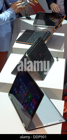 Berlin, Deutschland. 05. Sep, 2013. Neue Lenovo-Notebooks sind auf Anzeige am zweiten Pressetag auf der Berliner Radio Show in Berlin, Deutschland, 5. September 2013. Die IFA ist für die Öffentlichkeit vom 06 bis 11. September 2013 geöffnet. Foto: RAINER JENSEN/Dpa/Alamy Live-Nachrichten Stockfoto