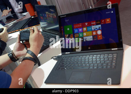 Berlin, Deutschland. 05. Sep, 2013. Neue Lenovo-Notebooks sind auf Anzeige am zweiten Pressetag auf der Berliner Radio Show in Berlin, Deutschland, 5. September 2013. Die IFA ist für die Öffentlichkeit vom 06 bis 11. September 2013 geöffnet. Foto: RAINER JENSEN/Dpa/Alamy Live-Nachrichten Stockfoto