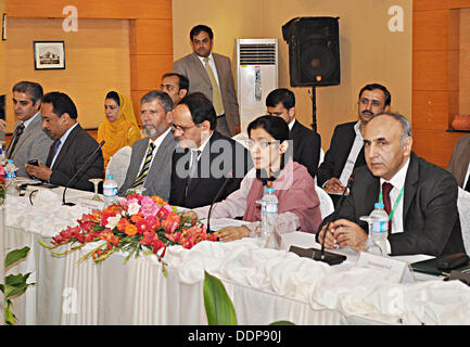 Islamabad, Pakistan. 5. September 2013. Abteilung Sekretär Wirtschafts-, sitzt Frau Nargis Sethi das d-10-Forum-treffen in Islamabad.  Handout von Pakistan Informtion Abteilung   (Foto: PID/Deanpictures/Alamy Live News Stockfoto