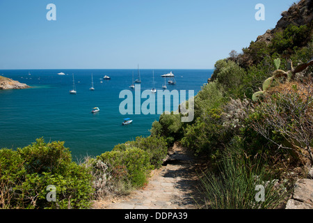 Ein Weg zur Punta Milazzese auf Panarea, die Äolischen Inseln, Provinz Messina, Sizilien, Italien Stockfoto