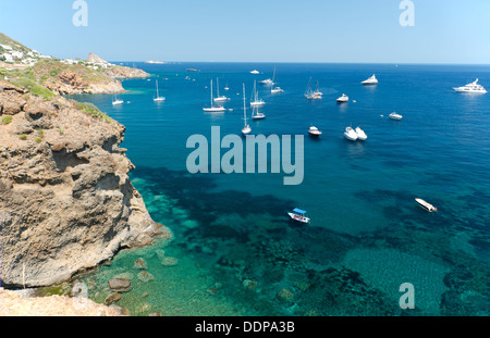 Yachten in einer Bucht in der Nähe von Punta Milazzese auf Panarea, die Äolischen Inseln, Provinz Messina, Sizilien, Italien Stockfoto