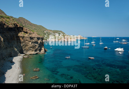 Yachten in einer Bucht in der Nähe von Punta Milazzese auf Panarea, die Äolischen Inseln, Provinz Messina, Sizilien, Italien Stockfoto