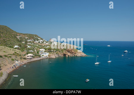 Yachten in einer Bucht in der Nähe von Punta Milazzese auf Panarea, die Äolischen Inseln, Provinz Messina, Sizilien, Italien Stockfoto