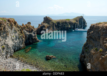 Cala Junco auf Panarea, die Äolischen Inseln, Provinz Messina, Sizilien, Italien Stockfoto