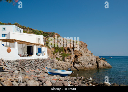 Ein Café in der Nähe von der Strand von Zimmari auf Panarea auf den Äolischen Inseln, Provinz Messina, Sizilien, Italien Stockfoto