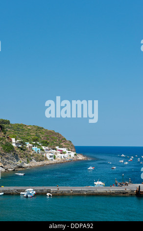 Ein Blick von San Pietro, Ditella auf der Insel Panarea auf den Äolischen Inseln, Provinz Messina, Sizilien, Italien Stockfoto