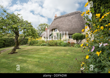 Eine schöne traditionelle englische Berghütte mit Strohdach & hübschen Garten in Purton, Wiltshire, UK Stockfoto