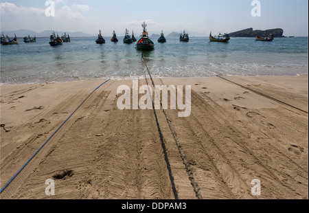 Angelboote/Fischerboote verankert vor einem Sandstrand Stockfoto