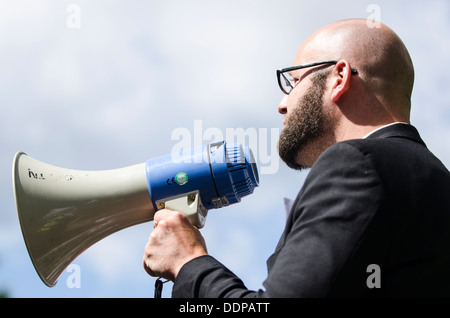 Simon Welsh anlässlich Gürtel es heraus Balcombe Event, Balcombe, West Sussex, für die Anti-Fracking Kampagne, 11. August 2013 Stockfoto