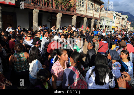 Indigene Gemeinschaft tanzen in Cotacachi Stadt Plaza bei Inti Raymi Fest der Sommersonnenwende markieren Stockfoto