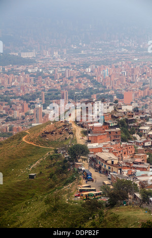 Ansicht von Medellin aus den Armenvierteln des Nordostens. Stockfoto