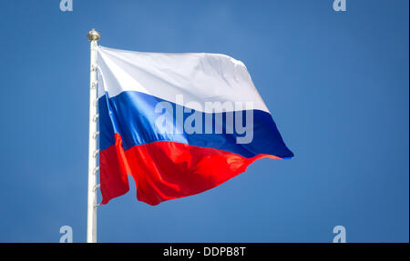 St. Petersburg, Russland. 05. Sep, 2013. Die russische Flagge Wellen über die Konstantin-Palast in Strelna in der Nähe von St. Petersburg, Russland, 5. September 2013. Der G20-Gipfel findet vom 05 bis 06 September statt. Foto: Kay Nietfeld/Dpa/Alamy Live News Stockfoto