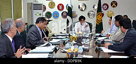 Islamabad, Pakistan. 5. September 2013. Bundesminister für Inneres und Narcotics Control, Chaudhry Nisar Ali Khan Vorsitz bei einem Treffen in Islamabad Handout von Pakistan Informtion Abteilung   (Foto: PID/Deanpictures/Alamy Live News Stockfoto