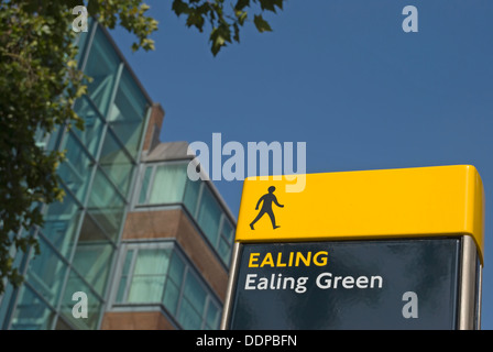 Säule Zeichen mit walking Mann Bild am Ealing grün, Rat von Ealing, London, england Stockfoto