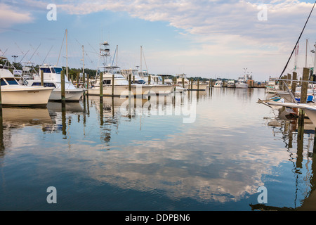 Private und gewerbliche Boote angedockt am Small Craft Hafen in Biloxi, Mississippi Stockfoto