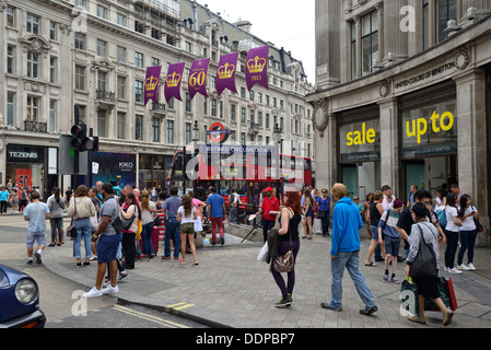 Oxford Street überfüllt mit Menschen, London Stockfoto