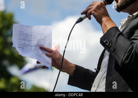 Dichter Simon Welsh liest am Gürtel es heraus Balcombe Event, Balcombe, West Sussex, für die Anti-Fracking Kampagne, 11. August 2013 Stockfoto