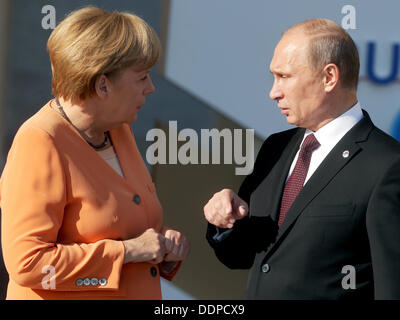 St. Petersburg, Russland. 05. Sep, 2013. Der russische Präsident Vladimir Putin begrüßt Bundeskanzlerin Angela Merkel für den G20-Gipfel in der Konstantin-Palast in St. Petersburg, Russland, 5. September 2013. Der G20-Gipfel findet vom 05 bis 06 September statt. Foto: Kay Nietfeld/Dpa/Alamy Live News Stockfoto