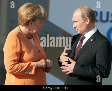 St. Petersburg, Russland. 05. Sep, 2013. Der russische Präsident Vladimir Putin begrüßt Bundeskanzlerin Angela Merkel für den G20-Gipfel in der Konstantin-Palast in St. Petersburg, Russland, 5. September 2013. Der G20-Gipfel findet vom 05 bis 06 September statt. Foto: Kay Nietfeld/Dpa/Alamy Live News Stockfoto