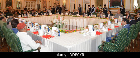 Islamabad, Pakistan. 5. September 2013. Premierminister Muhammad Nawaz Sharif Adressierung anlässlich des Abschieds-Mittagessen zu Ehren von Präsident Asif Ali Zardari am Haus des Premierministers, Islamabad Handout von Pakistan Informtion Abteilung   (Foto: PID/Deanpictures/Alamy Live News Stockfoto