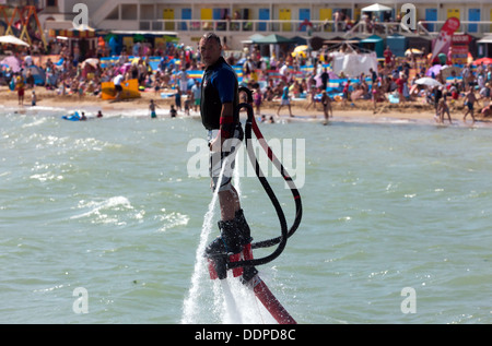 Dave Thompson führt eine erstaunliche Fly Board-Demonstration in Broadstairs Wasser Gala 2013. Stockfoto