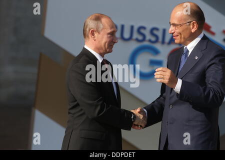 St. Petersburg, Russland. 05. Sep, 2013. Russischer Präsident Vladimir Putin (L) im Gespräch mit Italian Prime Minister Enrico Letta (R), bei seiner Ankunft für die erste Sitzung des G20-Gipfels in Konstantinowski Palast in St. Petersburg, Russland, 5. September 2013. Foto: Kay Nietfeld/Dpa/Alamy Live News Stockfoto