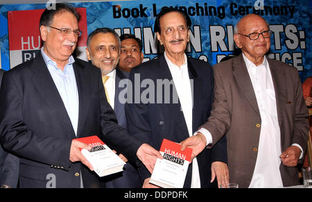 Islamabad, Pakistan. 5. September 2013. Herr Zafarullah Khan Barrister-at-Law präsentiert sein Buch an den Bundesminister für Information und Rundfunk, Pervaiz Rasheed in Islamabad am 5. September 2013 Handout von Pakistan Informtion Abteilung   (Foto: PID/Deanpictures/Alamy Live News Stockfoto