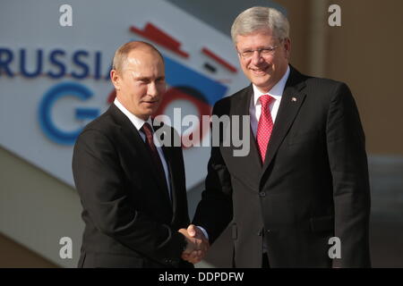St. Petersburg, Russland. 05. Sep, 2013. Russischer Präsident Vladimir Putin (L) im Gespräch mit Canadian Prime Minister Stephen Harper (R), bei seiner Ankunft für die erste Sitzung des G20-Gipfels in Konstantinowski Palast in St. Petersburg, Russland, 5. September 2013. Foto: Kay Nietfeld/Dpa/Alamy Live News Stockfoto