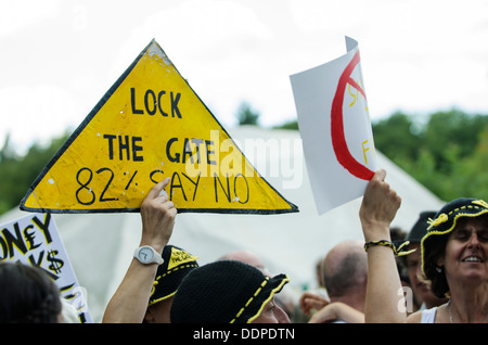 "Das Tor zu sperren - 82 % sagen Nein" unterzeichnen Wabbel im Gürtel es heraus Balcombe Ereignis am Balcombe, West Sussex, für die Anti-Fracking Kampagne, 11. August 2013 Stockfoto