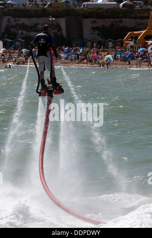 Dave Thompson führt eine erstaunliche Fly Board-Demonstration in Broadstairs Wasser Gala 2013. Stockfoto