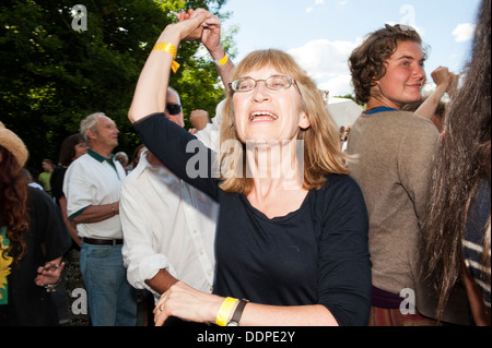 Menschen tanzen in der "Gürtel es heraus Balcombe" Event, Balcombe, West Sussex, für die Anti-Fracking Kampagne, 11. August 2013 Stockfoto