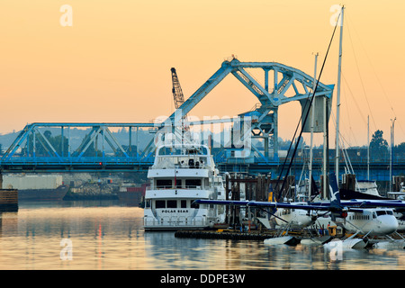 Johnson Street Bridge mit Boot und Wasserflugzeuge im Morgengrauen - Victoria, British Columbia, Kanada. Stockfoto