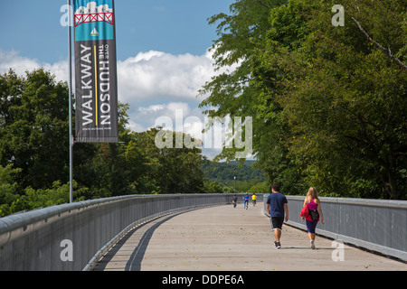 Der Gehweg über den Hudson, eine verlassene Eisenbahnbrücke über den Hudson River, das zu einer Fußgängerbrücke umfunktioniert wurde. Stockfoto