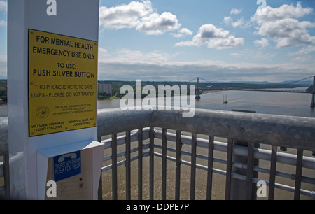 Poughkeepsie, New York - ein Selbstmord-Prävention-Telefon auf dem Gehweg über den Hudson. Stockfoto