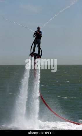 Dave Thompson führt eine erstaunliche Fly Board-Demonstration in Broadstairs Wasser Gala 2013. Stockfoto