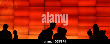 Berlin, Deutschland. 05. Sep, 2013. Die Menschen gehen vor einer Wand von Flachbild-Fernsehern im zweiten Pressetag auf der Berliner Radio Show in Berlin, Deutschland, 5. September 2013. Die IFA ist für die Öffentlichkeit vom 06 bis 11. September 2013 geöffnet. Foto: RAINER JENSEN/Dpa/Alamy Live-Nachrichten Stockfoto