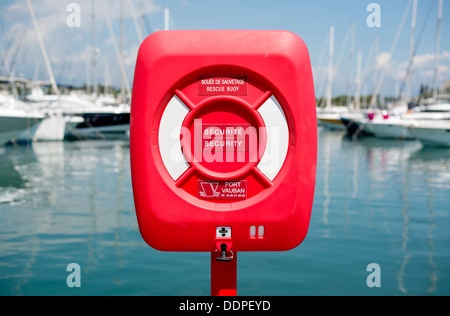 Einen roten Sperr-Rettungsring mit Luxus Yachten im Hintergrund am Yachthafen von Antibes, Côte d ' Azur, Frankreich Stockfoto