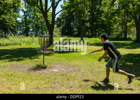 Jungs spielen Disk Golf, Toronto Island Park, Toronto, Ontario, Kanada. Stockfoto