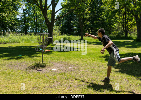 Jungs spielen Disk Golf, Toronto Island Park, Toronto, Ontario, Kanada. Stockfoto