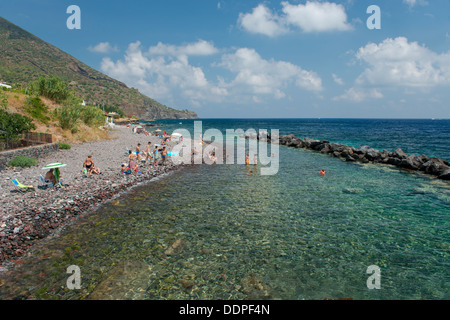 Schwimmer am felsigen Strand in Santa Marino, Salina, die Äolischen Inseln, Messina, Sizilien, Italien Stockfoto