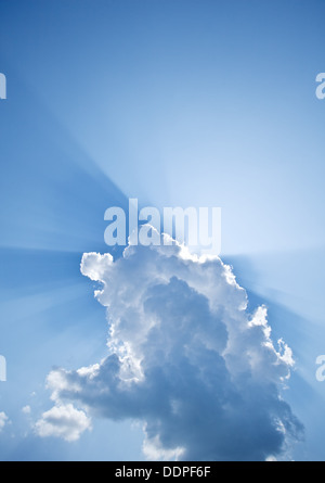 Strahlen der Sonne hinter den Wolken spähen. Stockfoto