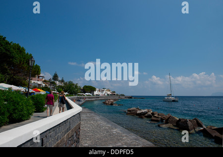 Die Strandpromenade Esplanade in San Marino, Insel Salina, die Äolischen Inseln, Sizilien, Italien Stockfoto