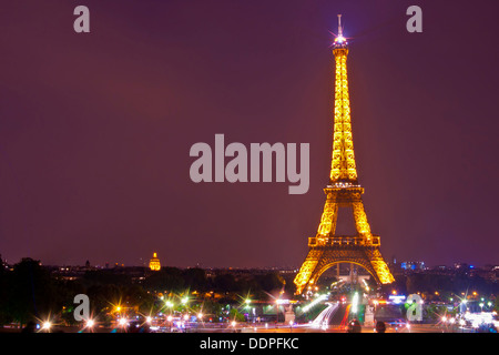 Der Eiffelturm in Paris bei Nacht, genommen auf eine lange Exposition mit einem bunten Himmel und Licht Stockfoto